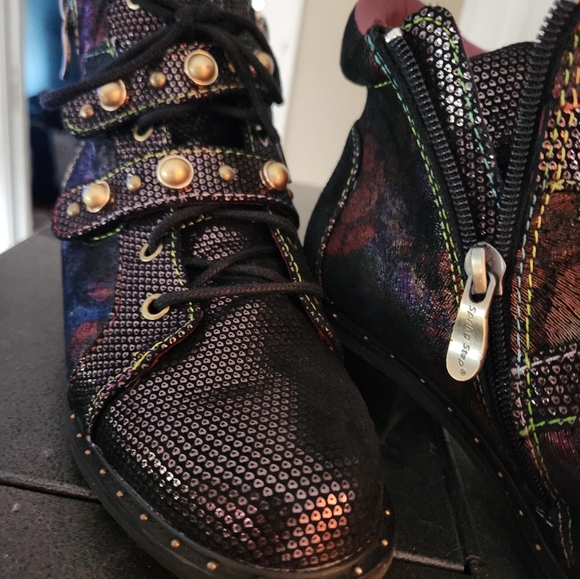 Boots - Picture 3 of 5